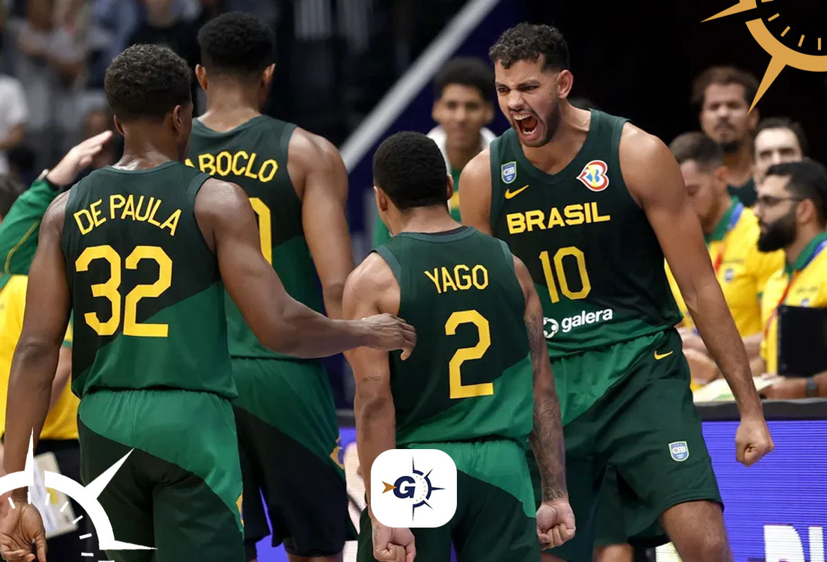 Jogadores da seleção brasileira de basquete masculino comemorando juntos em quadra